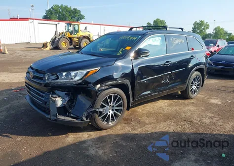 2018 Toyota Highlander Se z USA, uszkodzony, nr VIN 5TDJZRFH7JS868717